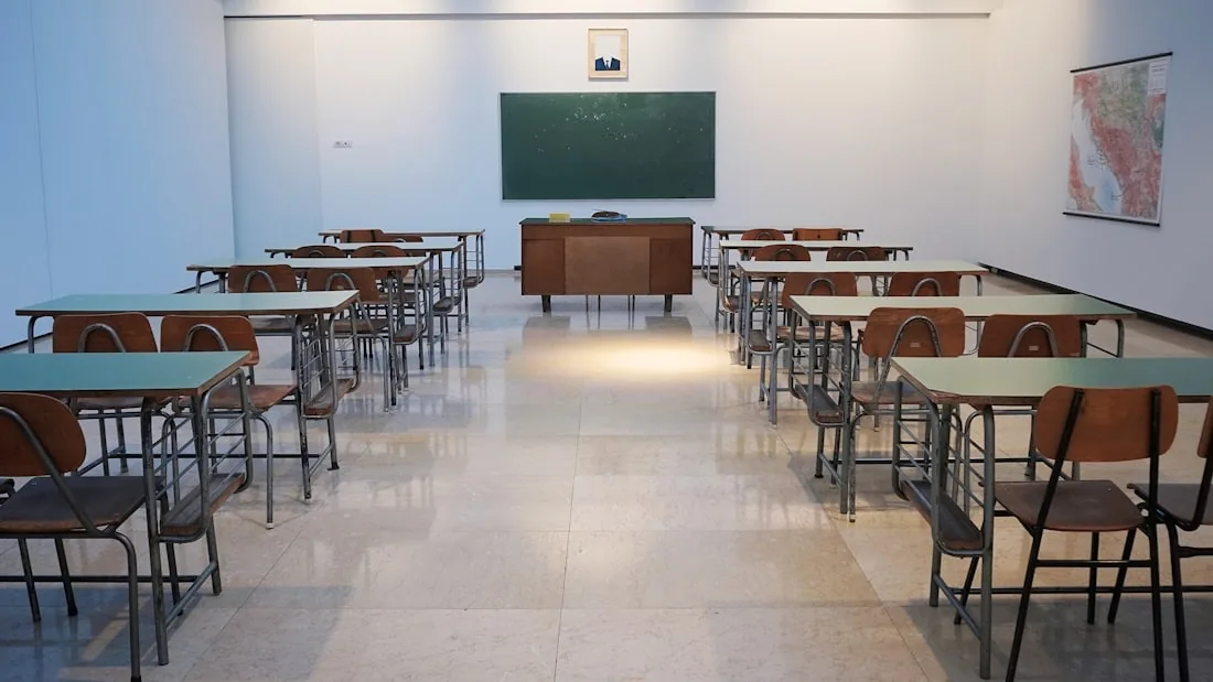 Alumnos subiendo al autobús escolar
